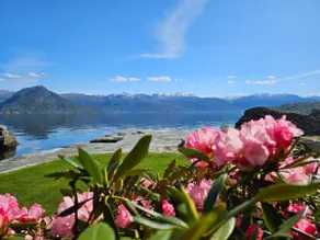 Elegant Hideaway by the Fjord–Views of Folgefonna - Image 4