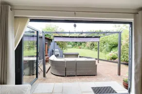 Stylish 2-Bed Home with Garden - Image 4