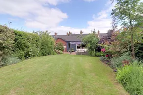 Stylish 2-Bed Home with Garden - Image 5