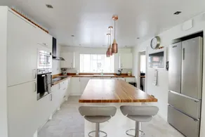 Stylish 2-Bed Home with Garden - Image 3