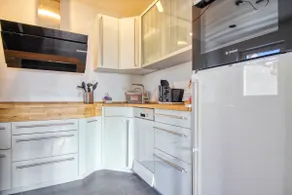 Prime-location apartment, fully air-conditioned - Image 4