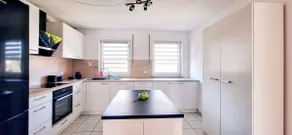 Modern & bright, close to the A81 - Image 4