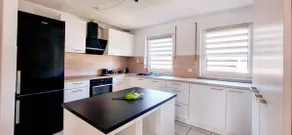 Modern & bright, close to the A81 - Image 2
