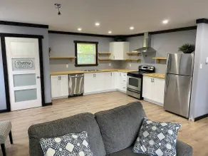 Cozy 2 Bedroom Bungalow - Image 4
