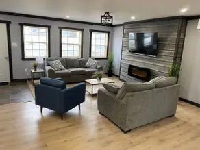 Cozy 2 Bedroom Bungalow - Image 2
