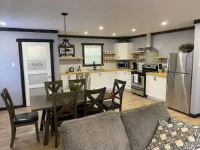 Cozy 2 Bedroom Bungalow - Image 5