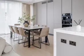 Spectacular Mayfair Penthouse with Sky Views - Image 3