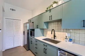 Bright Designer Townhouse | King Bed + Parking - Image 5