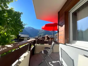 Central & Cozy Alpine Flat - Image 2