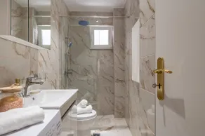 Ethereal Aura Apartment - 1 Min to the Beach - Image 5