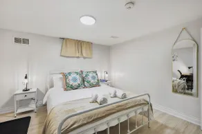 Chic 2 BR Urban Retreat Near Beach Free Parking - Image 2