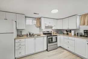 Chic 2 BR Urban Retreat Near Beach Free Parking - Image 4