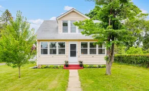 Stunning 2BR Cottage w/River views - Image 2