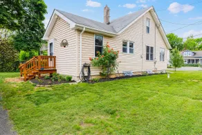 Stunning 2BR Cottage w/River views - Image 3