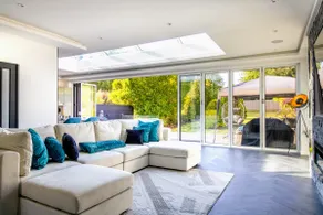Luxury 4-Bedroom High-End Home, Includes Jacuzzi and Pool Table - Image 4