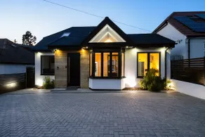 Luxury 4-Bedroom High-End Home, Includes Jacuzzi and Pool Table - Image 3