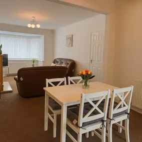 Elegant & Cozy 3 Bed End Terraced Stay - Image 2