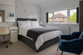 Elegant & Cozy 3 Bed End Terraced Stay - Image 3