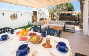 Family home with pool & BBQ 500m from the beach - Image 3