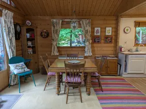 Log Cabin Amongst the Trees & close to the Thames - Image 4