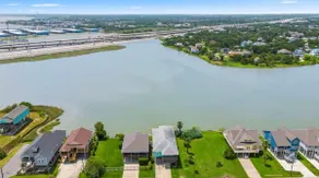 Bayfront Seabrook Retreat | Balcony Views Sleeps 6 - Image 5