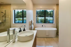Te Moana - Lake Views - Sleeps 7 - Wanaka - Image 4