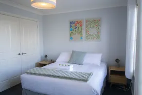 Cosmo Place - Pet Friendly with Private Yard - Image 4