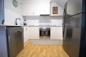 Cosmo Place - Pet Friendly with Private Yard - Image 3