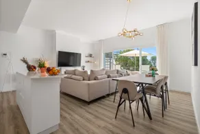 Stylish PH with Private Rooftop & Sea Views RDR563 - Image 2