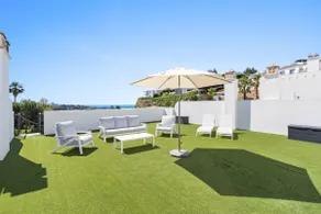 Stylish PH with Private Rooftop & Sea Views RDR563 - Image 3