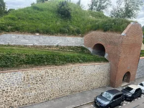Renovated cocoon near the ramparts - Image 5
