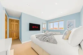 Bright & Modern 3-Bed House Next To Glasgow Airport - Image 5