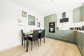 Bright & Modern 3-Bed House Next To Glasgow Airport - Image 3