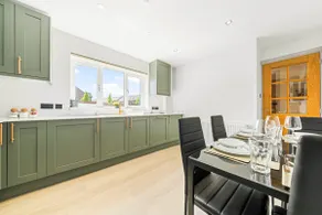Bright & Modern 3-Bed House Next To Glasgow Airport - Image 2