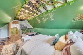 Jungle-Themed House w/Game Room - Image 2