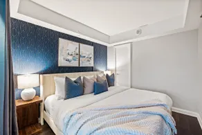 Stylish Yorkville King Suite - Shopping Paradise - Image 2