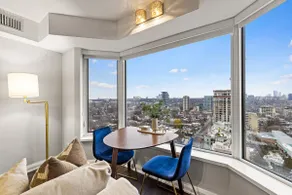 Stylish Yorkville King Suite - Shopping Paradise - Image 5