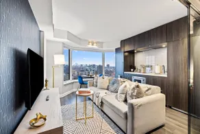 Stylish Yorkville King Suite - Shopping Paradise - Image 4