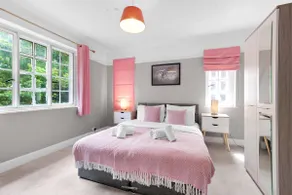 Elegant 5 Bedroom, 2 Bathroom Home at Marlow Hill - Image 5