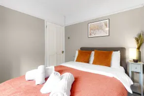Elegant 5 Bedroom, 2 Bathroom Home at Marlow Hill - Image 4