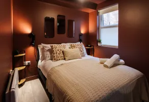 Upper Eastside Boutique - Plush bed & close cafés - Image 2