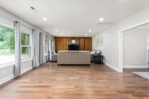 Charming 4-Bedroom Retreat House - Image 3