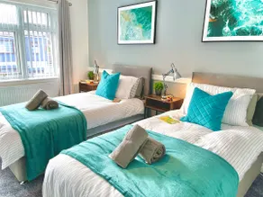Ideal 4 Bed Home sleeps 7 Nr Middlebrook Stadium - Image 2