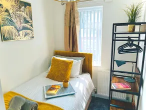 Ideal 4 Bed Home sleeps 7 Nr Middlebrook Stadium - Image 5
