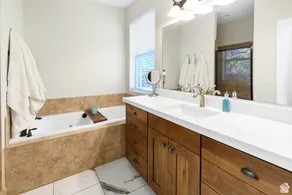 Spacious 5 BR Groups and Crews Great Parking - Image 5