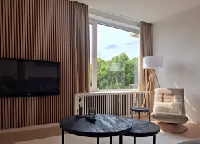 Apartment with skyline view - Image 2