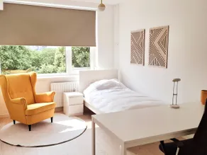 Apartment with skyline view - Image 4