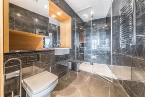 Luxury Stay with Scenic Views - Image 4