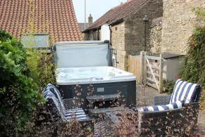 The Hideaway-with hot tub - Image 4
