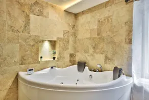 Emeraude Suite - Balneo, Sauna, Air conditioning - Image 2